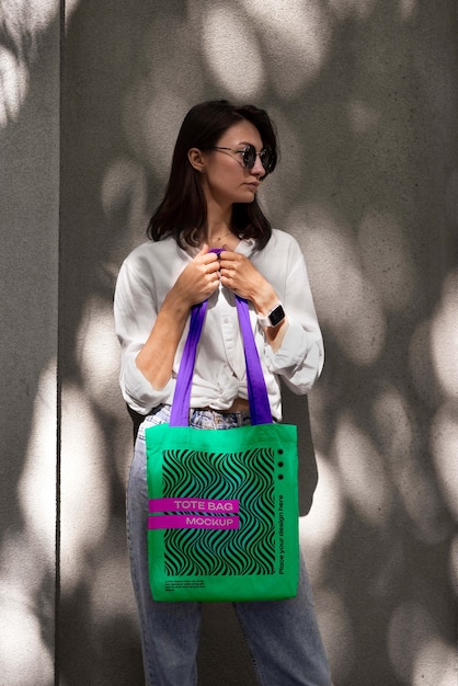 PSD vue de devant femme posant avec un sac à dos