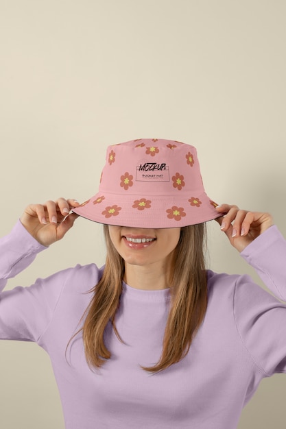 PSD vue de face femme posant avec un chapeau de seau