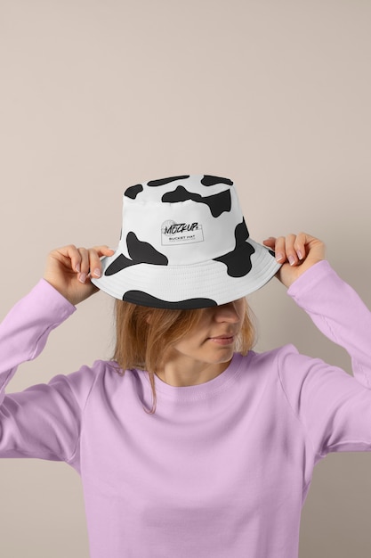 Vue De Face Femme Posant Avec Un Chapeau De Seau