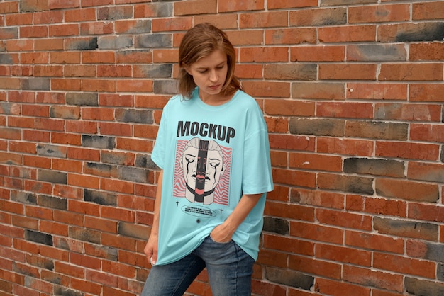 Vue de face femme posant avec tshirt