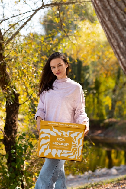 Vue de face, femme, tenue, boîte