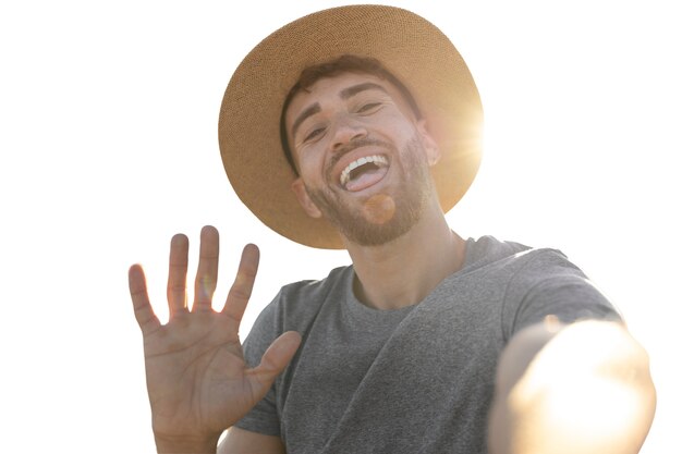 PSD vue de face homme souriant portant un chapeau