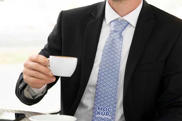 PSD vue de face homme tenant une tasse de café