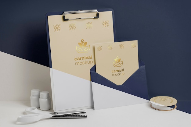 Vue De Face De L'invitation De Carnaval Minimaliste Avec Presse-papiers Et Enveloppe