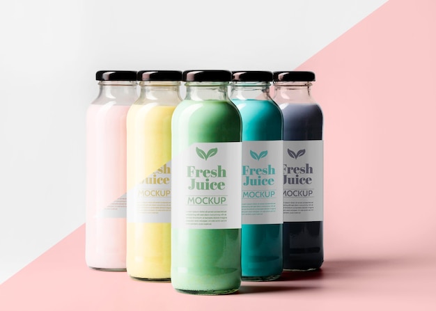 Vue de face de la sélection de bouteilles de jus transparent avec bouchon
