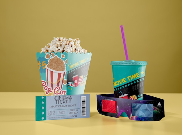 Vue de face de verres tridimensionnels avec pop-corn de cinéma et tasse