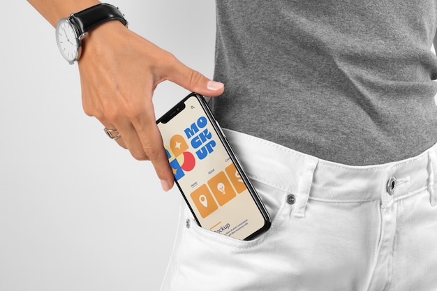 Vue frontale du modèle tenant le smartphone