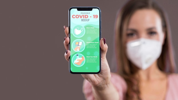 PSD vue frontale, de, femme, à, masque, tenue, smartphone