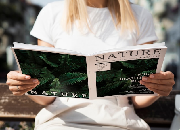 Vue Frontale, Femme, Regarder, Nature, Magazine