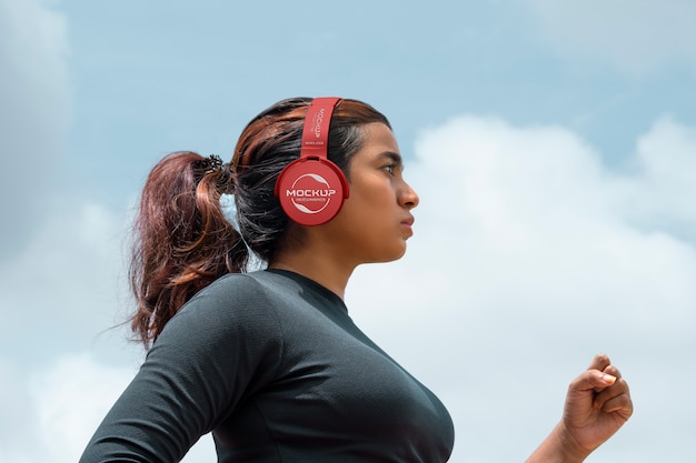 Vue latérale femme avec un casque en cours d'exécution
