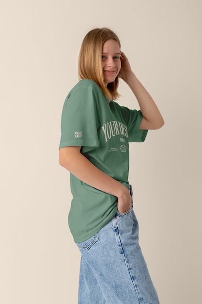 Vue Latérale Femme Posant Avec Un T-shirt