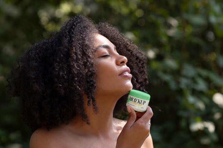 PSD vue latérale femme utilisant du shampooing pour cheveux bouclés