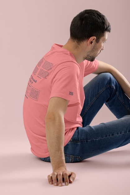 PSD vue latérale homme posant avec un t-shirt