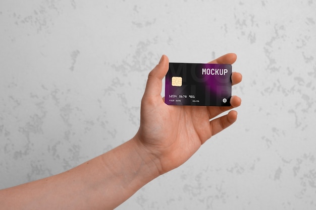 Vue d'une personne utilisant le modèle de carte de crédit