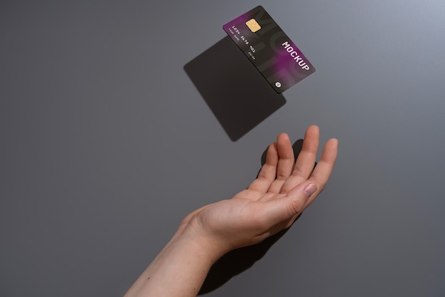 Vue d'une personne utilisant le modèle de carte de crédit