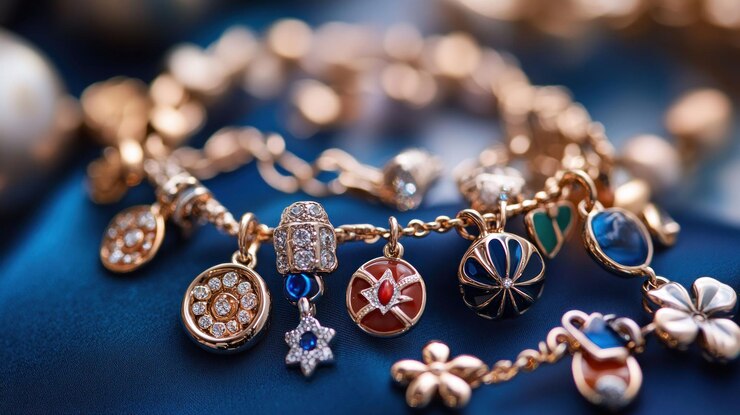 PSD vue rapprochée d'un bracelet en or avec des pierres précieuses colorées et des diamants sur soie bleue