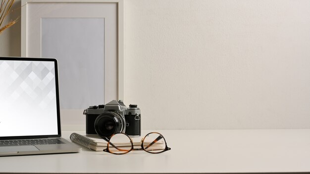 Vue Rapprochée Du Bureau à Domicile Avec Maquette De Tablette Avec Clavier