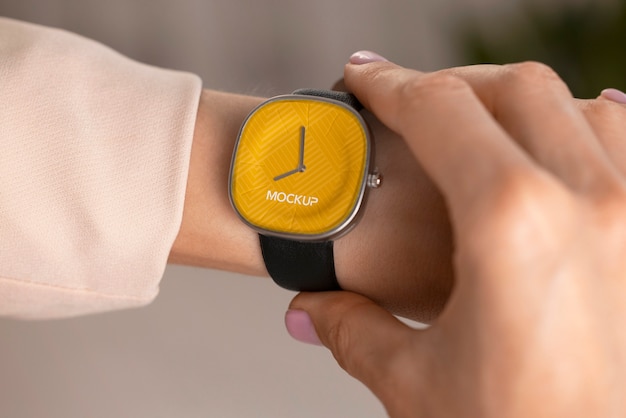 Vue rapprochée du modèle de montre au poignet