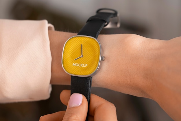Vue rapprochée du modèle de montre au poignet