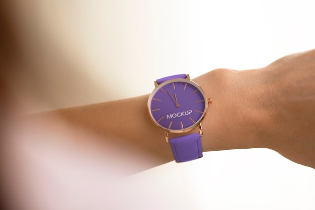 Vue rapprochée du modèle de montre au poignet
