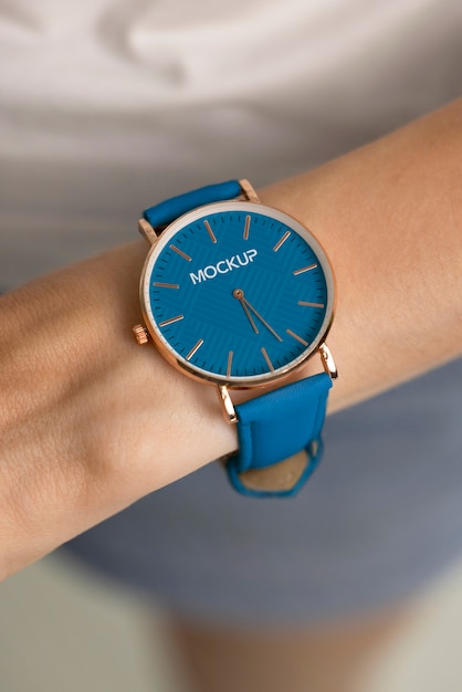 Vue rapprochée du modèle de montre au poignet