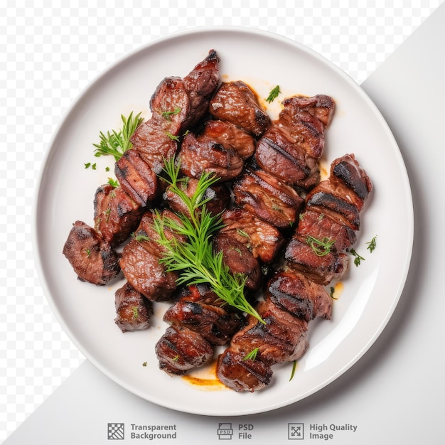 PSD vue rapprochée de la nourriture ukrainienne de pâques viande grillée délicieuse et épicée sur une assiette blanche