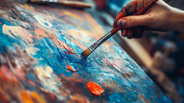 PSD vue rapprochée d'une peinture à la main avec un pinceau sur une palette colorée