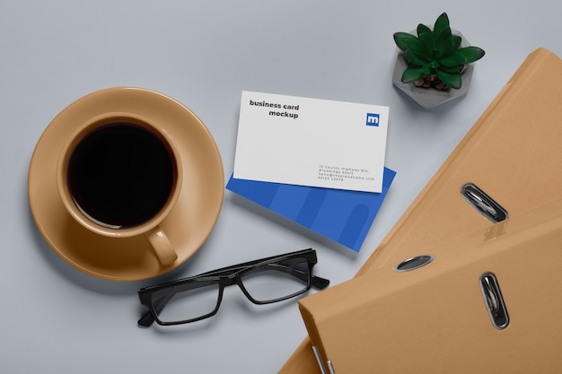 PSD vue de la tasse à café avec maquette de carte de visite professionnelle