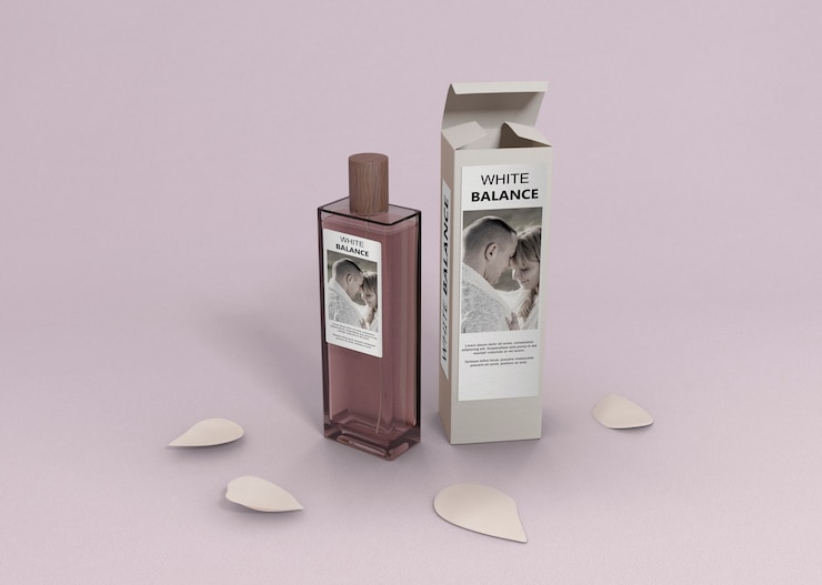 PSD wadah parfum di atas meja dengan kelopak