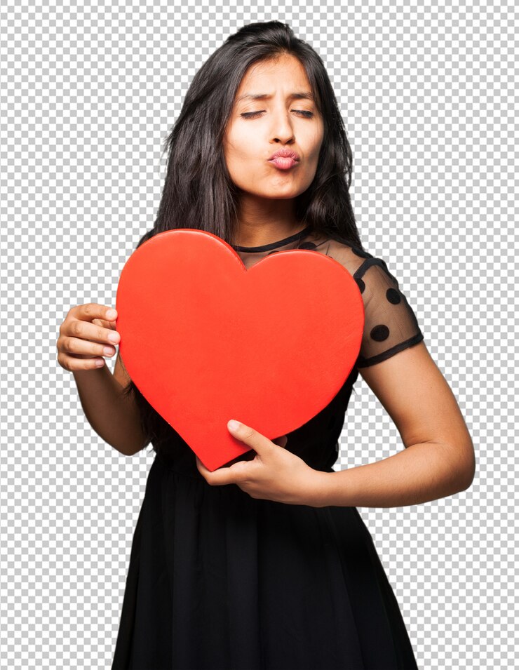 PSD wanita latin memegang bentuk hati
