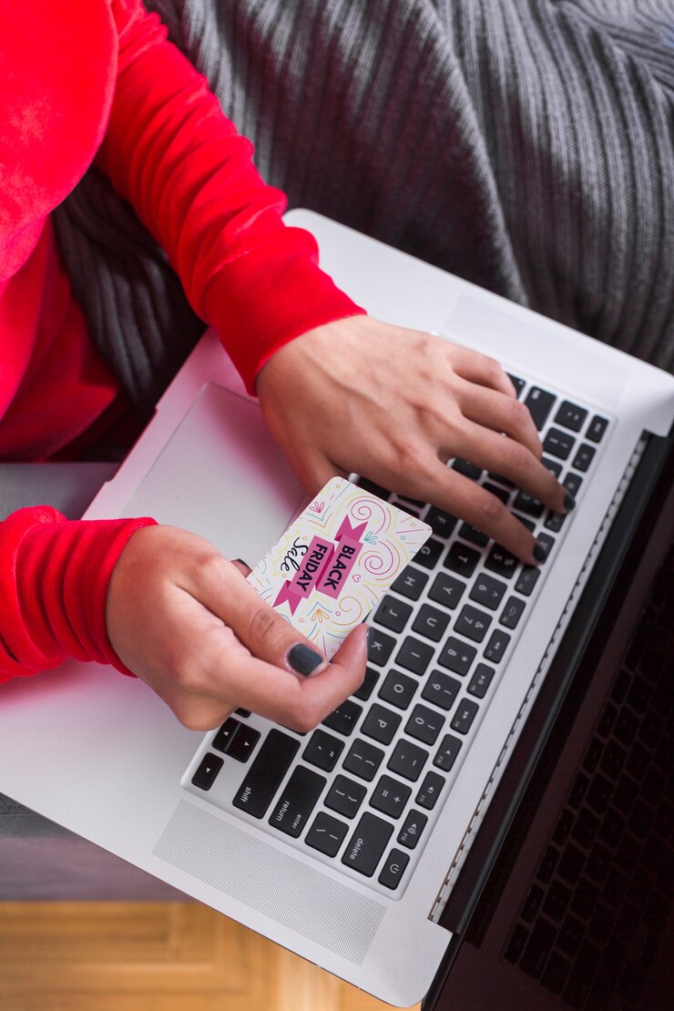 PSD wanita mencari black friday di laptop
