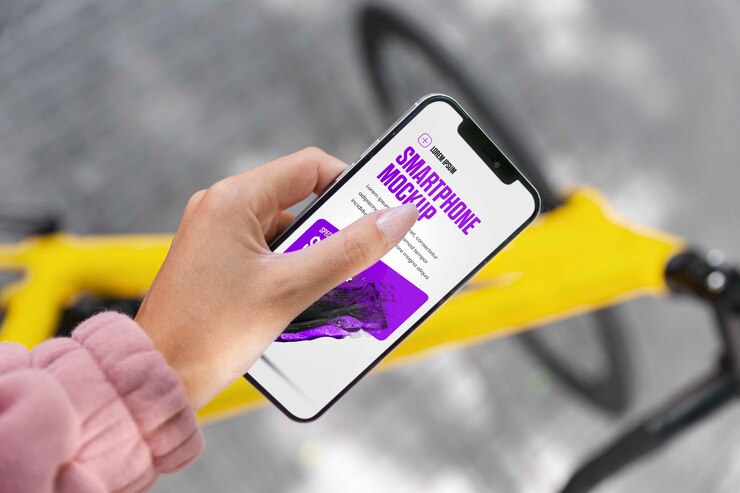 PSD wanita menggunakan smartphone mock-up di luar ruangan sambil bersepeda