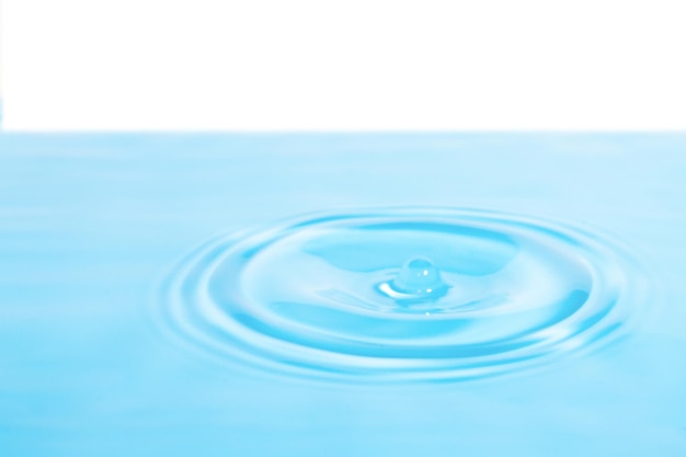Wasser auf isoliertem transparentem Hintergrund