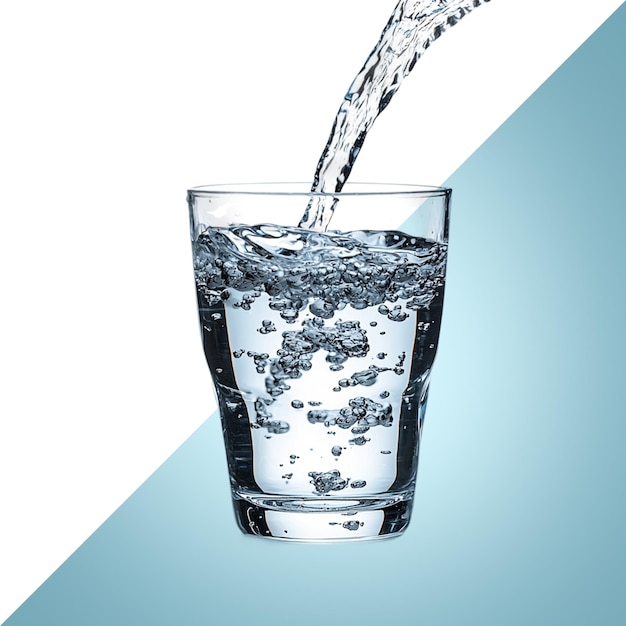 Wasser in ein Glas gießen