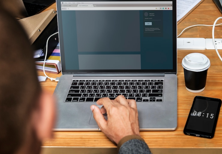 PSD websiteschablonendesign auf einem laptopbildschirm