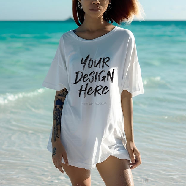 PSD weibliches übergroßes weißes t-shirt-mock-up mit einer fitten jungen frau, die im meer steht