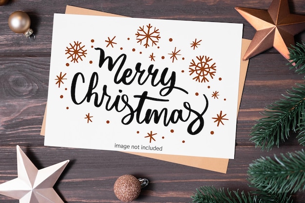 Weihnachtsgrußkarte mit leerem platz für feiertagstext leere weihnachtskarte auf holztisch
