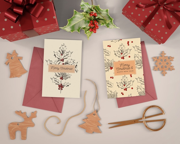 Weihnachtskartenvorbereitungen zu Hause