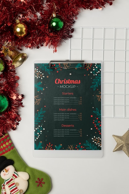 PSD weihnachtsmenü-mock-up-design mit weihnachten-dekoration