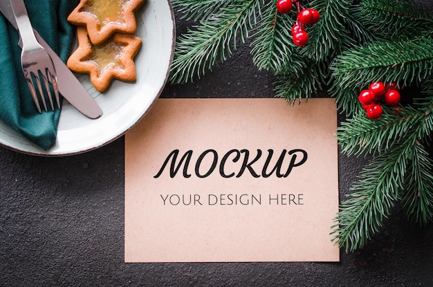 Weihnachtsmodell. Festliche Tischdekoration mit Weihnachtsdekoration.