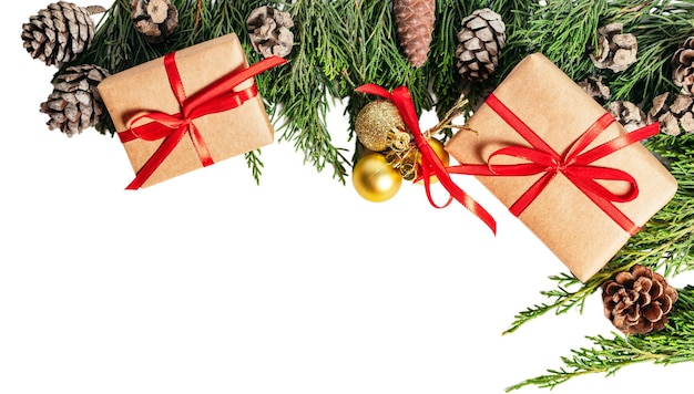 Weihnachtstannenzweige-geschenkboxen isoliert auf weißem oder transparentem hintergrundausschnitt