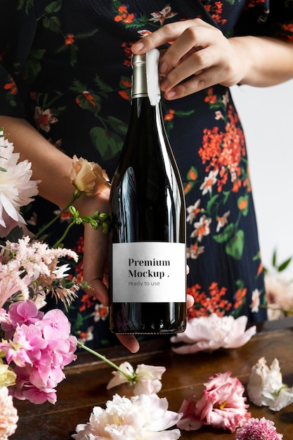 Wein mit einem Mockup mit weißem Etikett