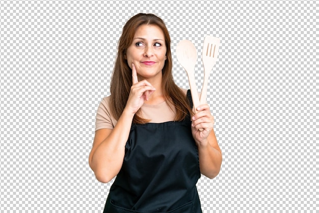 Weiße, brünette Frau mittleren Alters