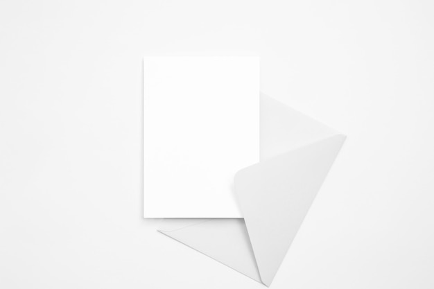 Weiße Einladungskarte 5x7 mit grauem Umschlag