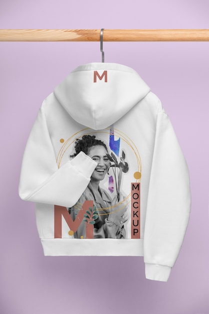 Weißer Hoodie auf Kleiderbügelmodell