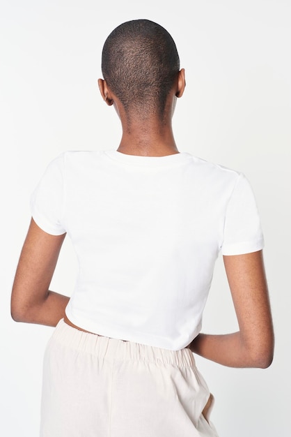 Weißes Crop-Top für Frauen mit Schuhhose-Mockup