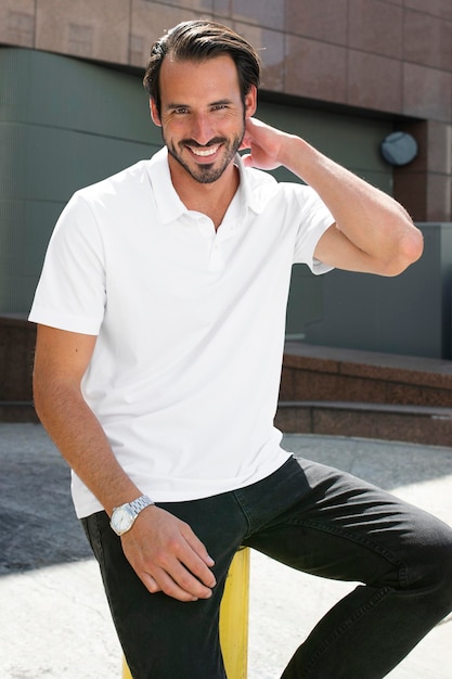 Weißes Polo-Shirt-Mockup PSD Männer39s Mode-Kleidungs-Shoot