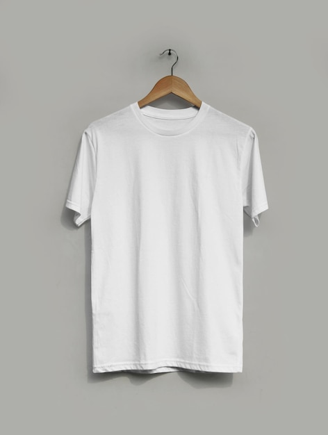 Weißes T-Shirt-Mockup auf dem Hanger