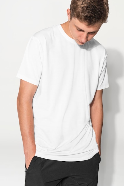 Weißes T-Shirt-Mockup-PSD für Jungen grundlegende Teenagerbekleidung Studio-Shoot