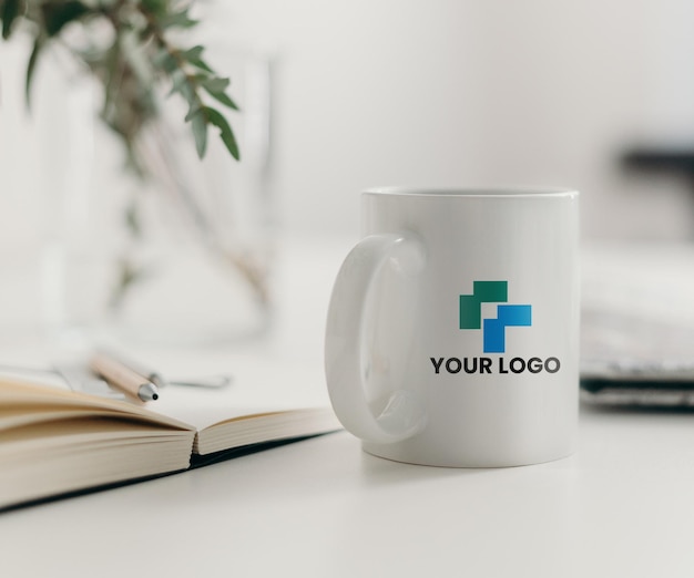 Weißes Tassenmodell mit Branding